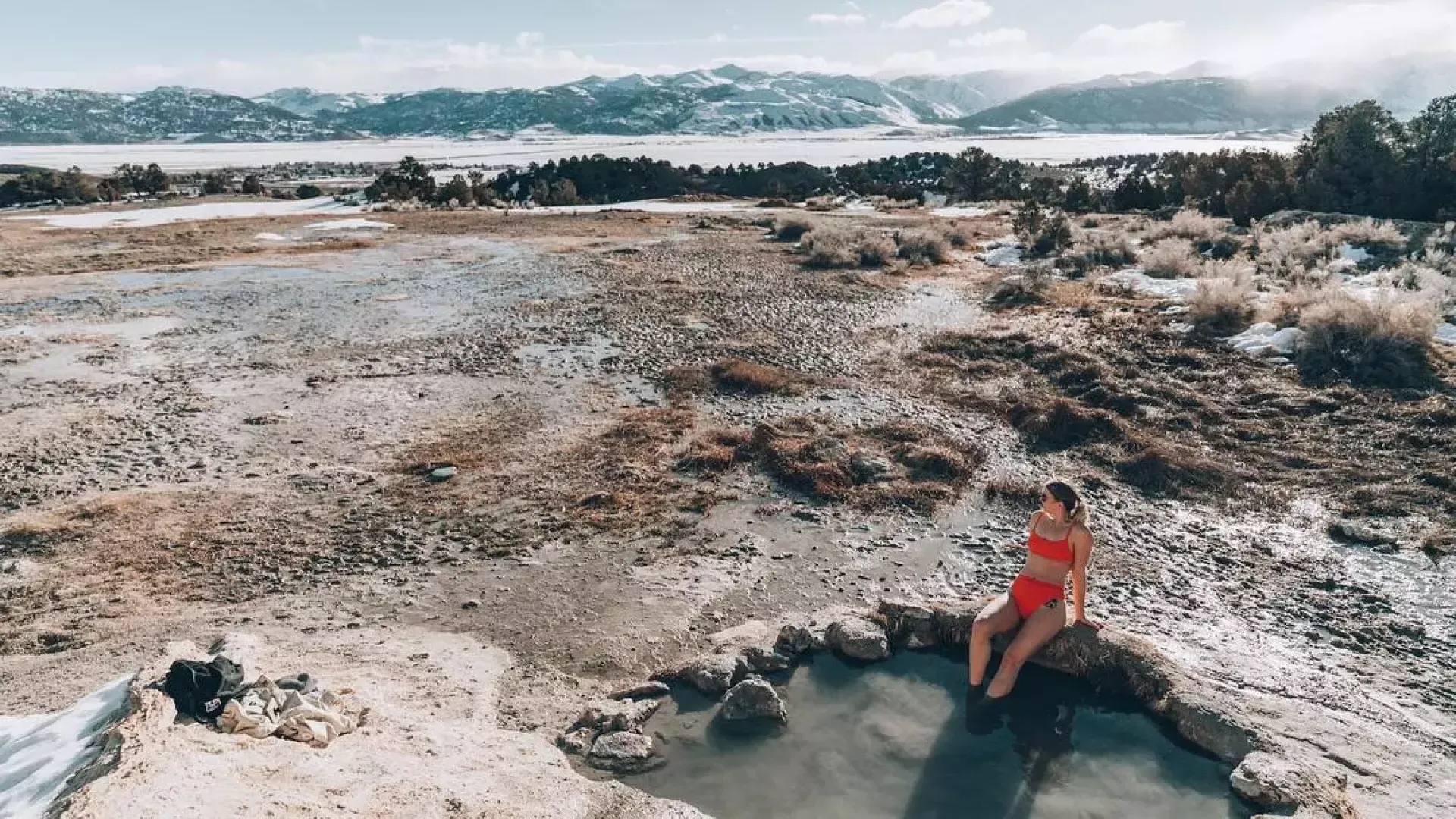 A woman relaxes in a natural hot springs 贝博体彩app以外.