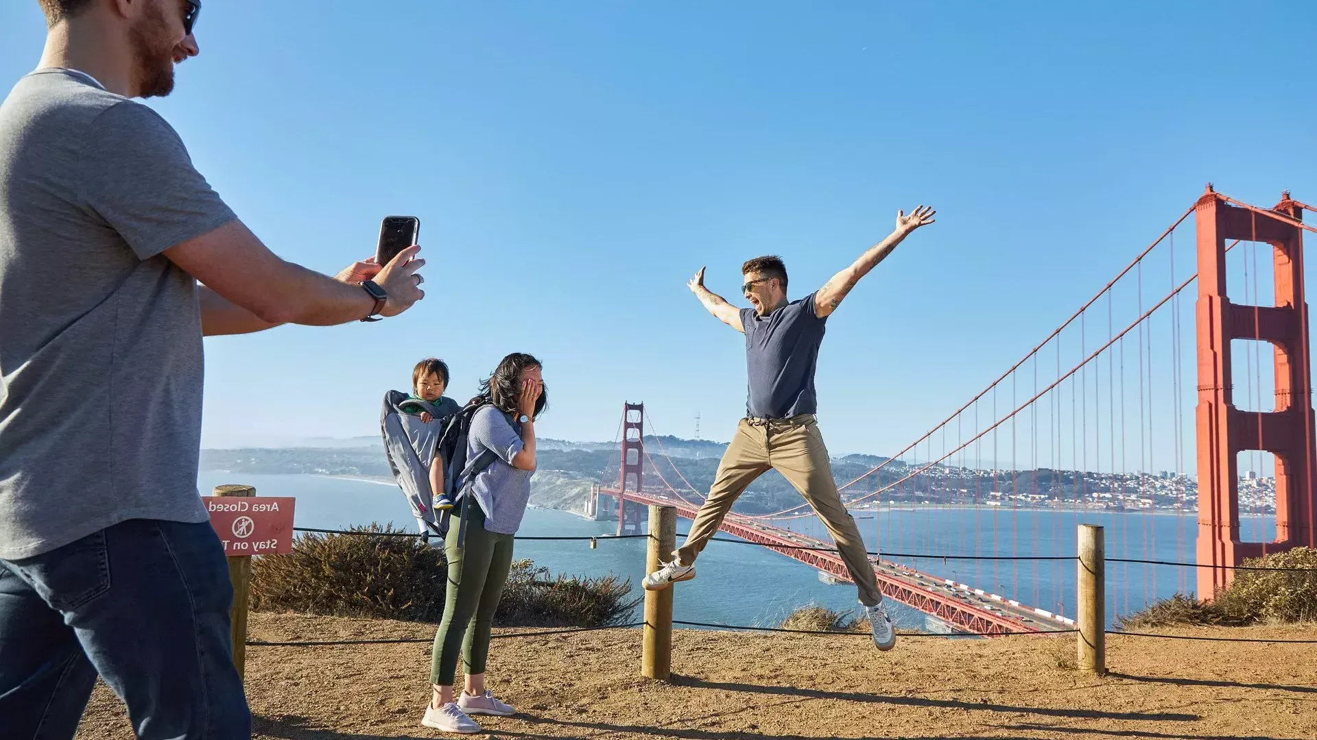 Um grupo tirando fotos na Ponte Golden Gate