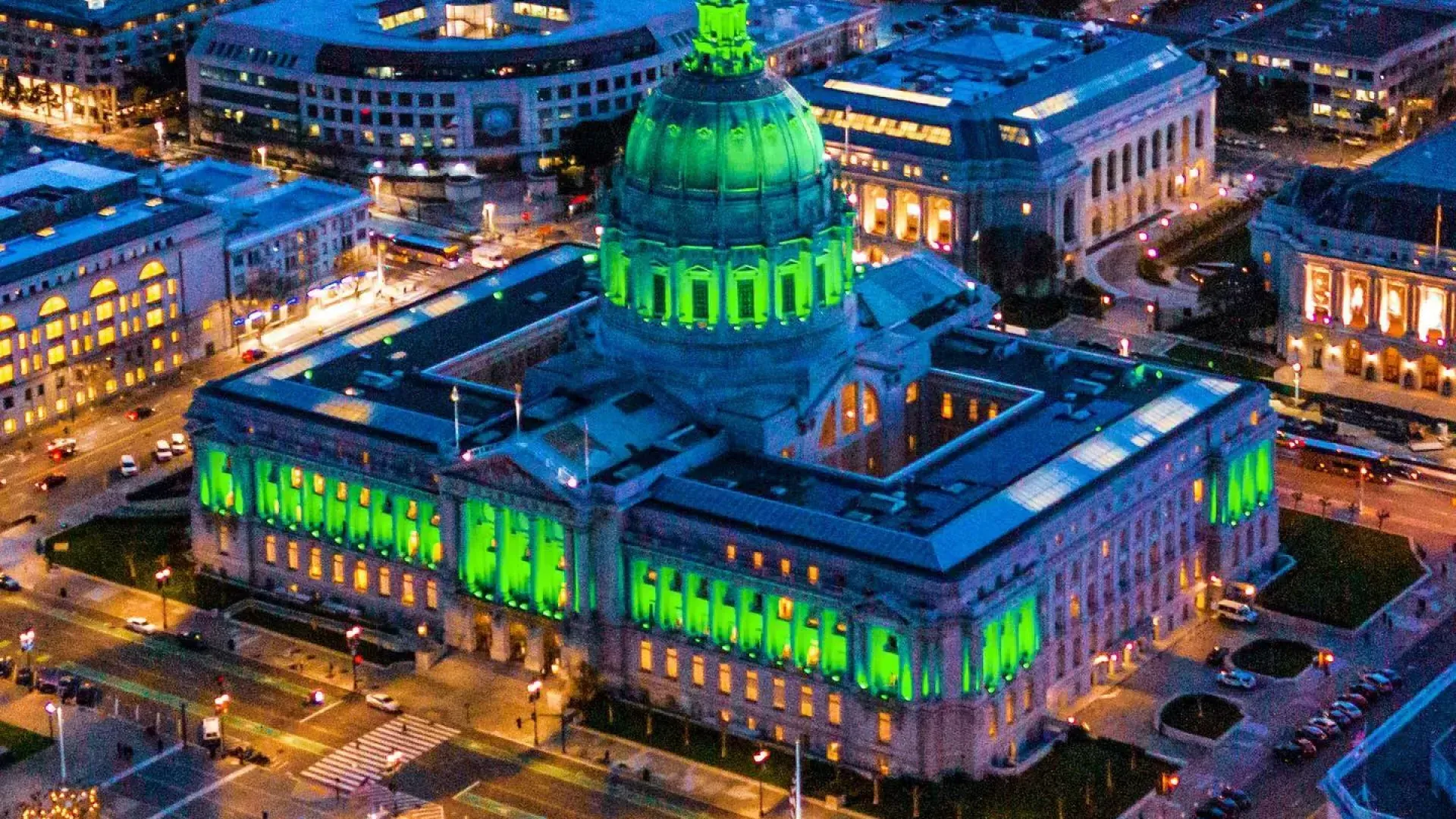 City Hall lit up for St. 帕特里克节