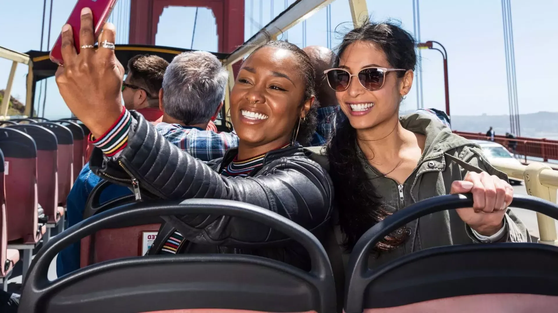 Amigos tirando selfies na Ponte Golden Gate