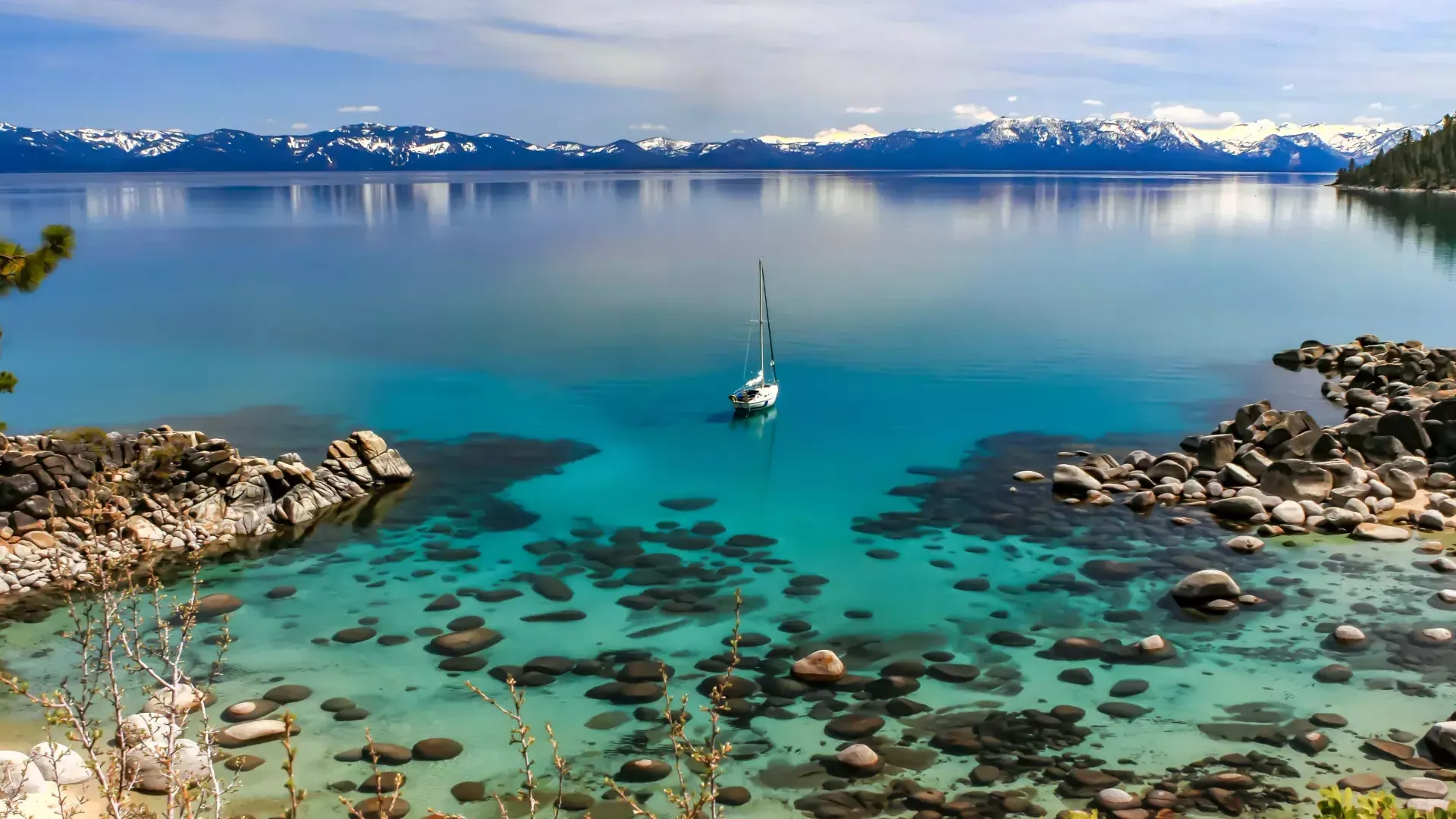 Eaux bleues cristallines du lac Tahoe