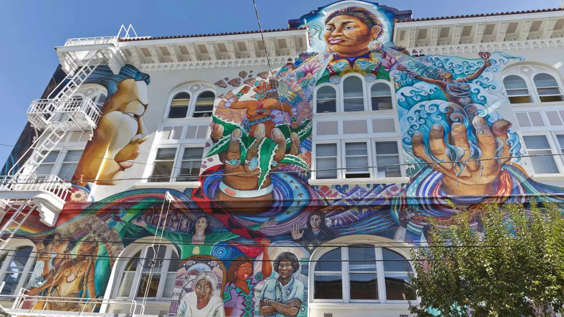 Une fresque colorée à grande échelle recouvre le côté du Women's Building dans le 县团 de San Francisco.