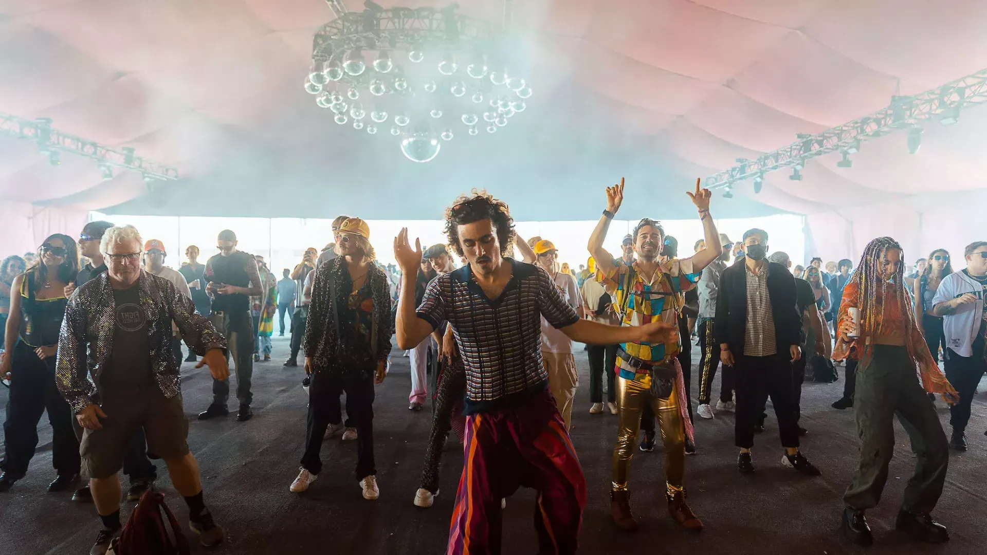 Festival attendees dance at the Portola 音乐 Festival