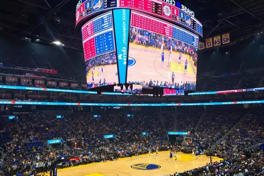 À l'intérieur du Chase Center de San Francisco pour un match des Golden State Warriors.