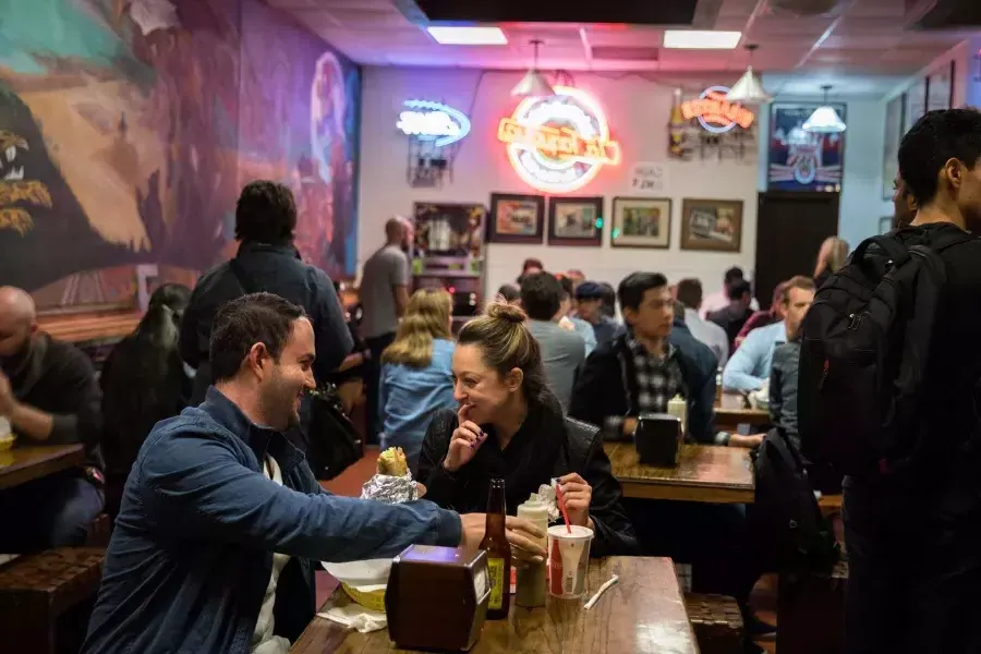 Les visiteurs apprécient la cuisine mexicaine authentique dans le quartier Mission de San Francisco.