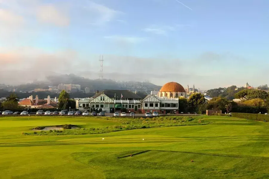 Die Grüns des Presidio Golf Course erstrahlen an einem sonnigen Tag in San Francisco.