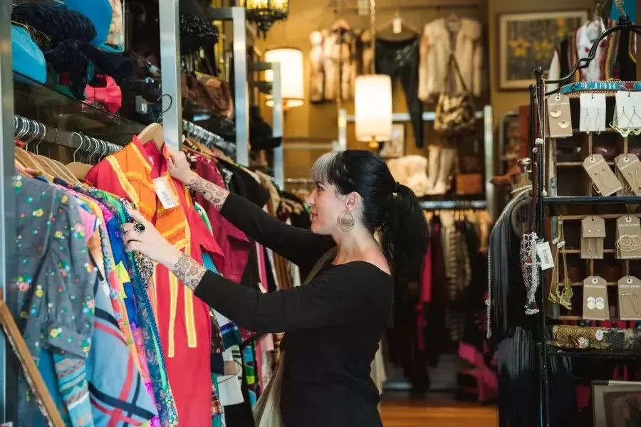 Eine Frau kauft in einer Boutique in San Francisco ein.