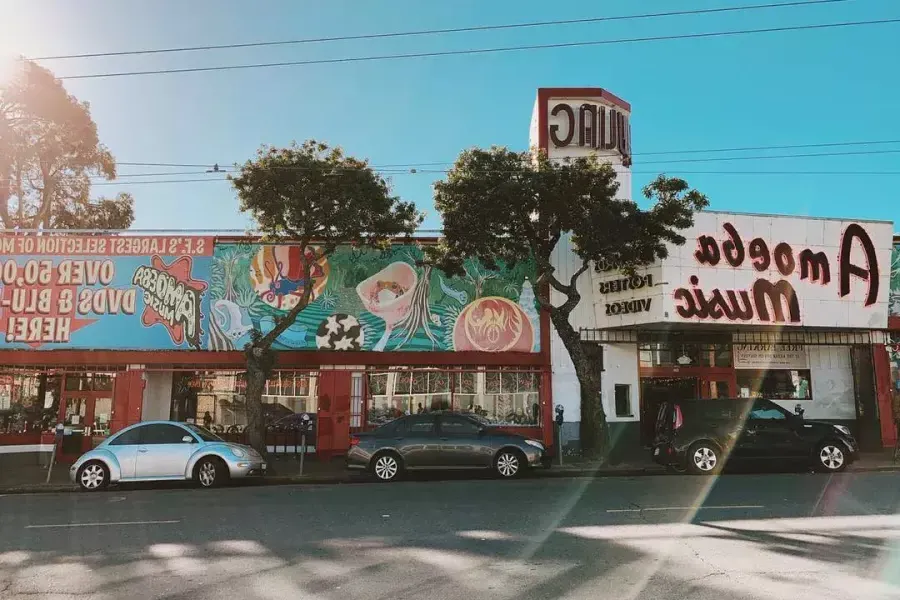 Exterior de Amoeba Music, una de las tiendas de discos legendarias de San Francisco.