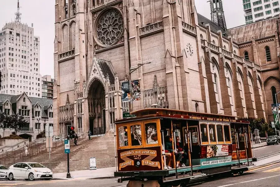 Teleférico passando pela Grace Cathedral