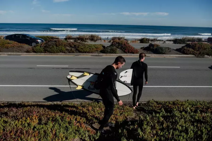 尼克Whittlesey with surfboard heading to Ocean Beach.