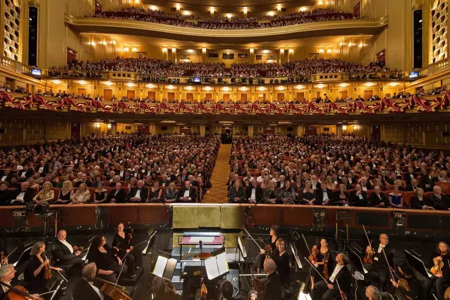 La sinfónica se prepara para una presentación de ópera en el War Memorial Opera House. 加州贝博体彩app.