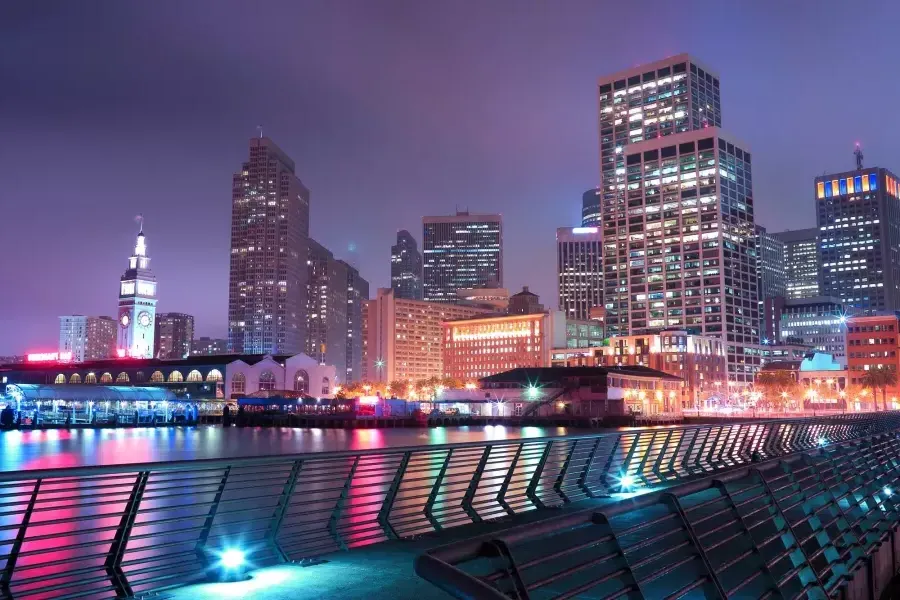 El Embarcadero de San Francisco se ilumina por la noche con una variedad de colores pastel.