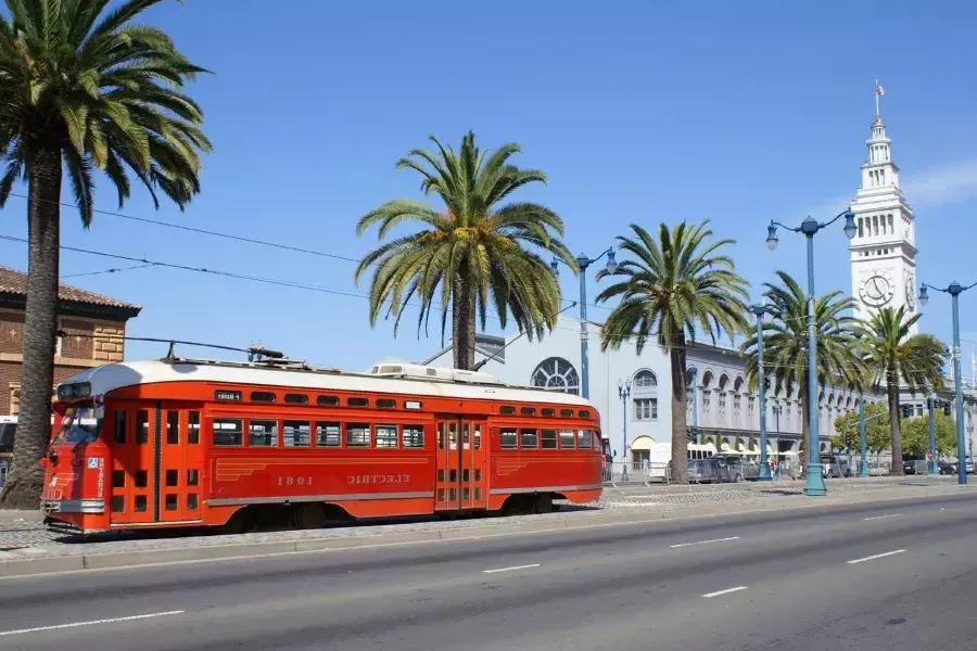 O bonde da Linha F desce o Embarcadero em frente ao Ferry Building.