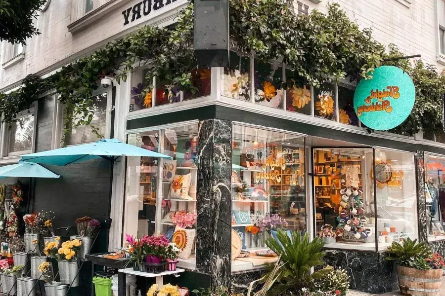 Un escaparate de esquina en Haight-Ashbury con artículos en exhibición.