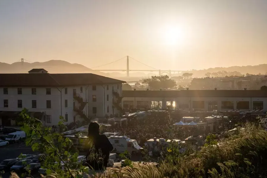 Vue sur Fort Mason et le 金门大桥 au coucher du soleil.