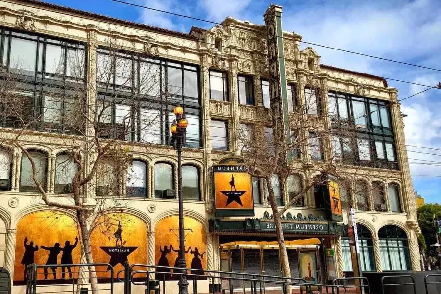 Exterior do Orpheum Theatre, 和 pôsteres promocionais do musical da Broadway "Hamilton".