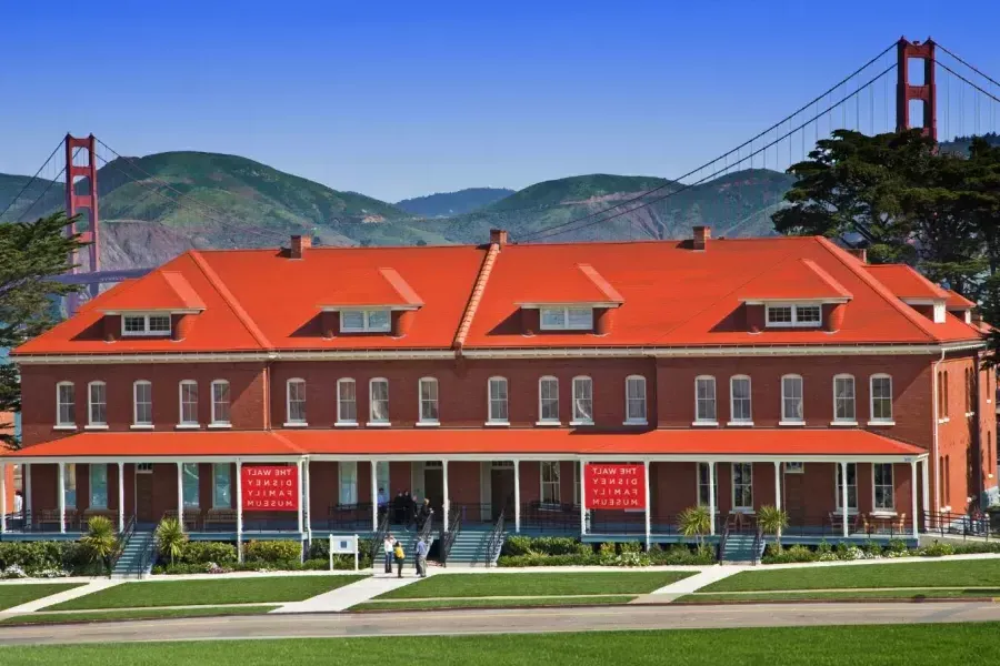 Le Walt Disney Family Museum, 安装在一排旧的红砖兵营里, 站在金门大桥对面. San Francisco, Californie.