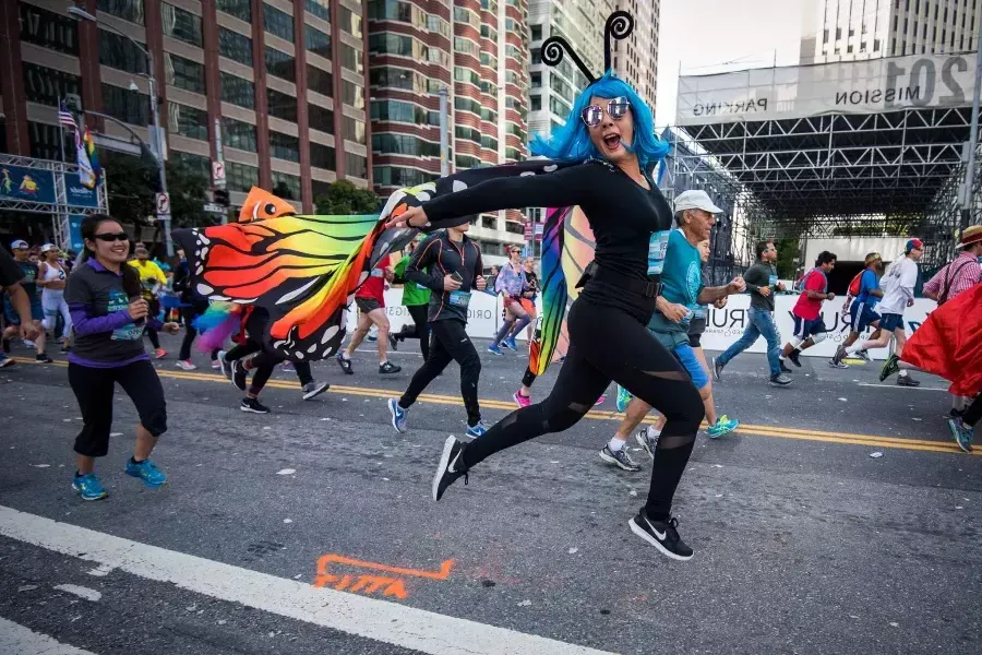 Woman in 但terfly costume running 从海湾到破浪 race 