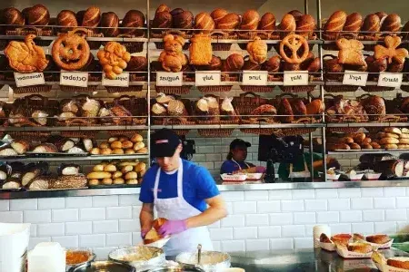 Os padeiros fazem pão de massa fermentada na 石香肠 Bakery, 在贝博体彩app.