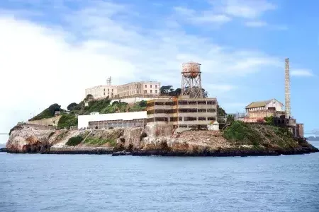 阿尔卡特拉斯岛 seen by boat