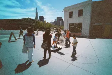 Kids playing outside of the 探索