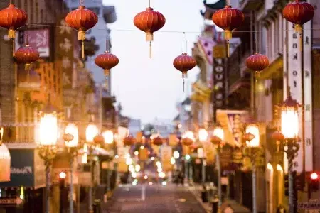 唐人街街道上悬挂的一串红灯笼的特写镜头. San Francisco, California.