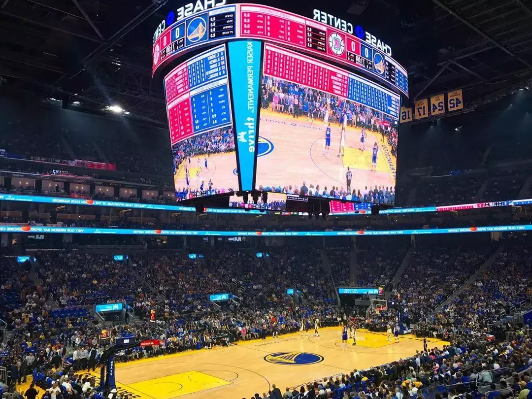 Inside San Francisco's 追逐中心 for a 金州勇士队 Game.