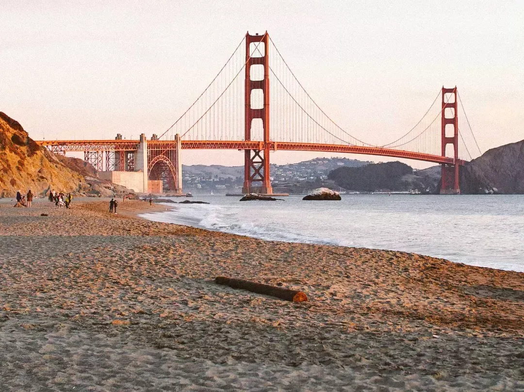 La playa Baker de San Francisco aparece en la foto con el 金门大桥 al fondo.