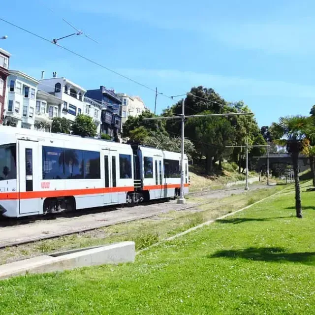 Un tren de pasajeros MUNI recorre una vía en San Francisco.