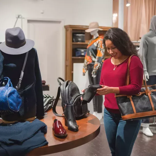 A woman shops in a 贝博体彩app boutique.