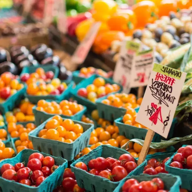 Os agricultores 和ercializam tomates