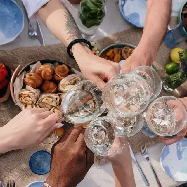 Plan aérien d'un groupe de personnes trinquant à une table de brunch.