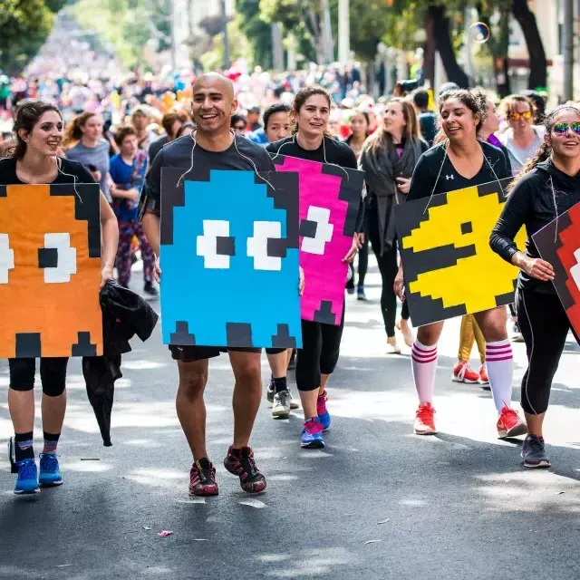 Corridori vestiti con costumi di Pac Man per Bay to Breakers Race SF