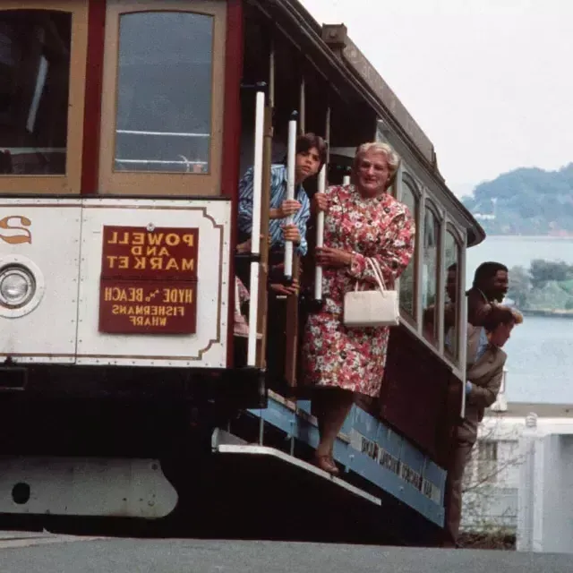 Scene from Mrs. 当他们在缆车上的时候