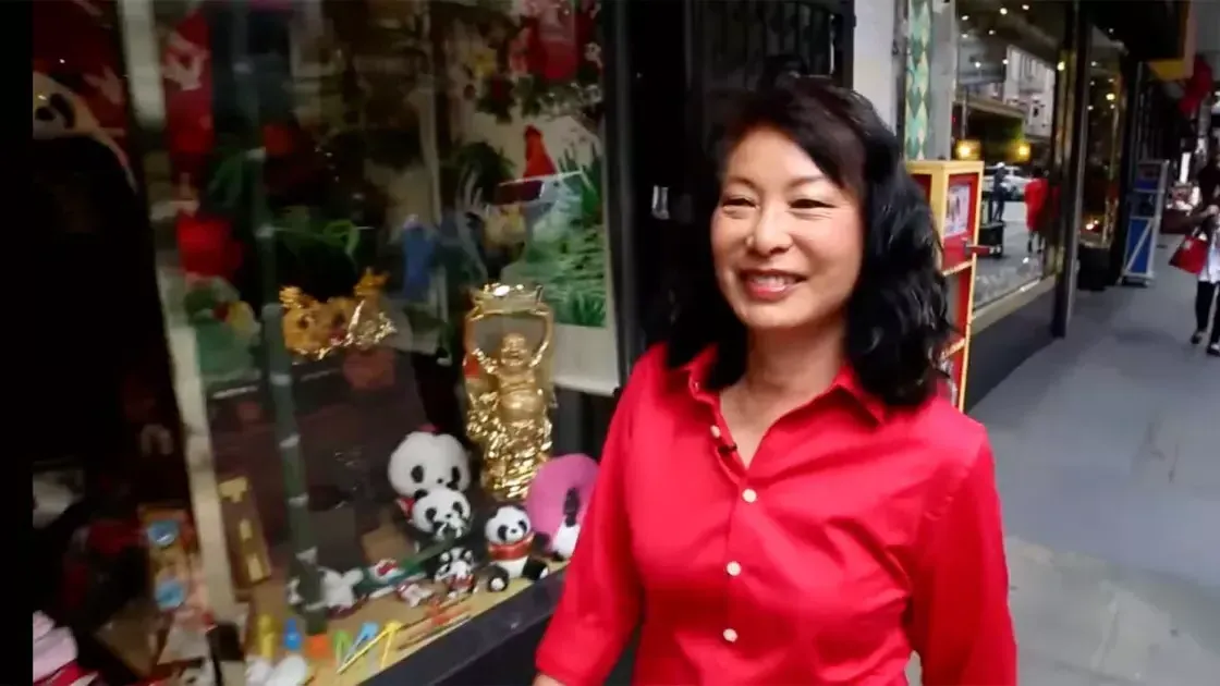 Linda Lee walks through the streets of 唐人街 wearing a red shirt. 加州贝博体彩app.